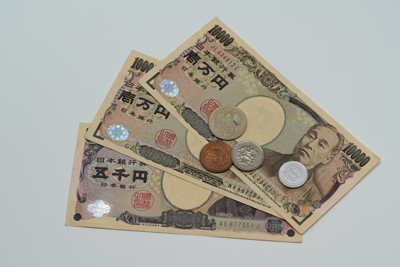 Japanese yen banknotes and coins - cash tips for first-time Osaka visitors