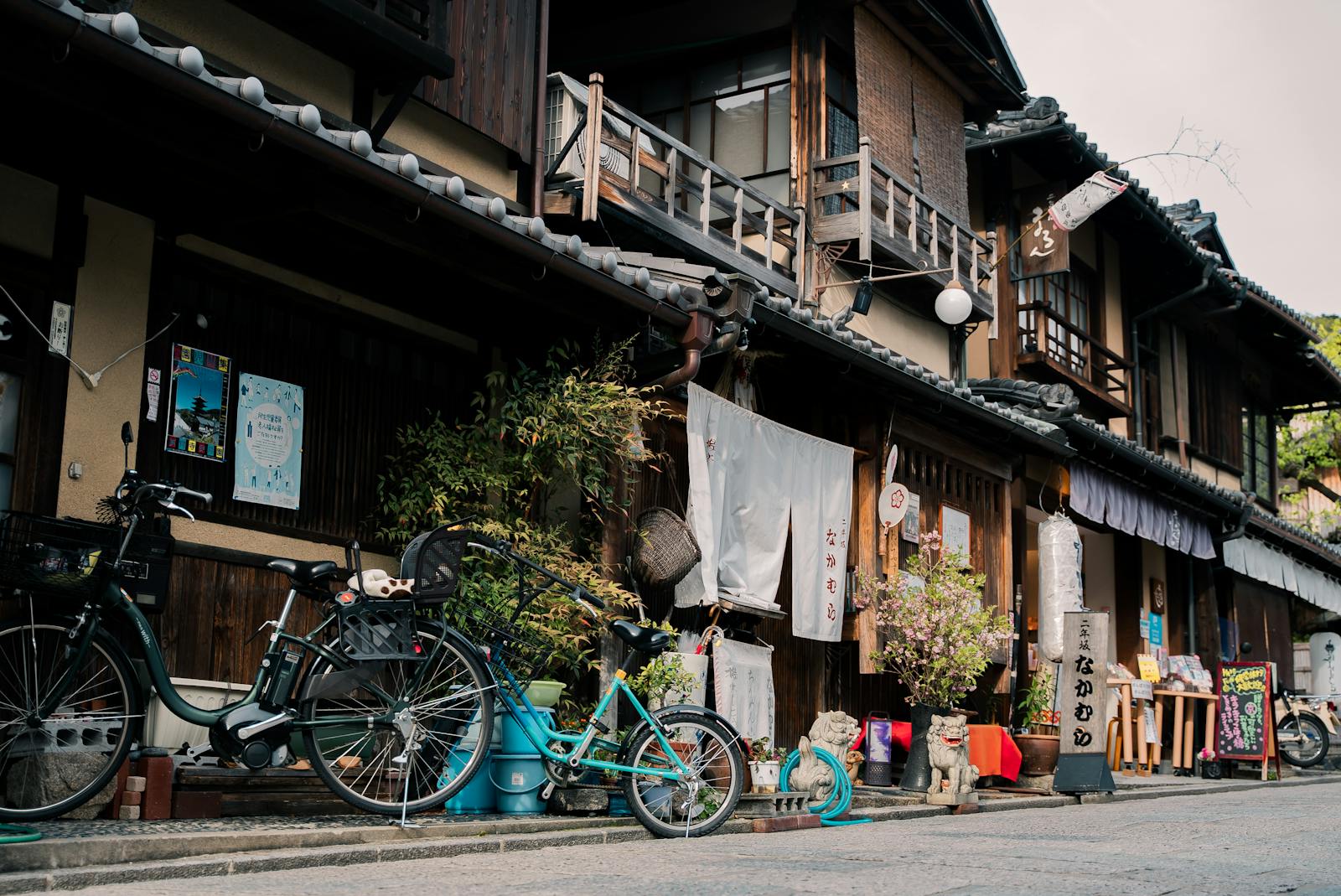 Wooden machiya buildings on a Higashiyama lane between Kiyomizu-dera and Gion