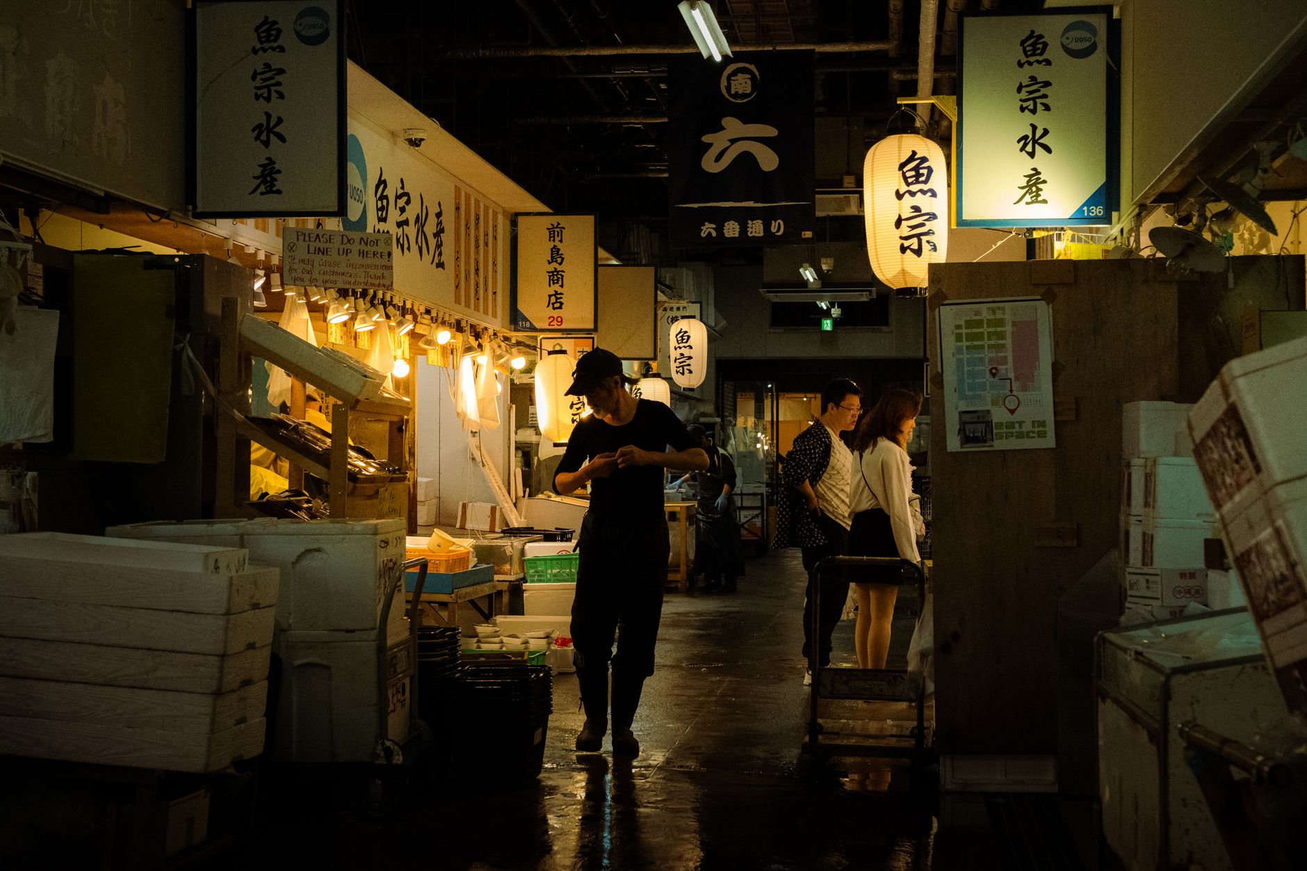 Kuromon Market seafood stall, the heart of market-focused Osaka food tours
